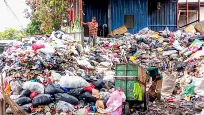 Petugas TPS Penumpukan Sampah