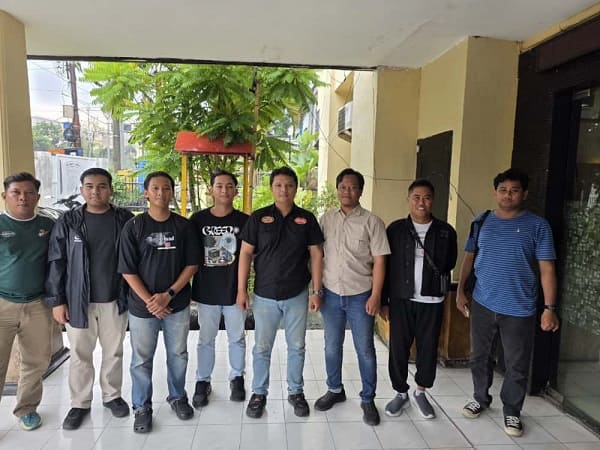 Sejumlah Masyarakat Geruduk Polsek Wonokromo