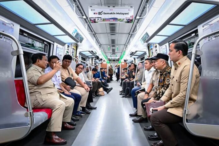 Prabowo Naik KRL