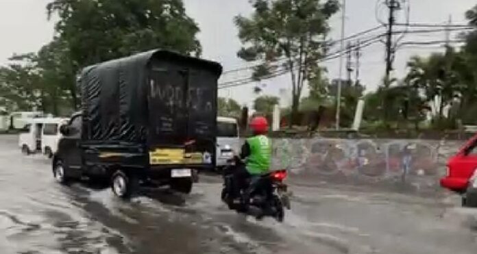 Hujan Deras Landa Surabaya