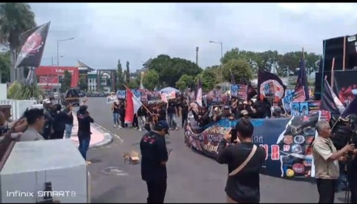 Tuntut Bupati Jember