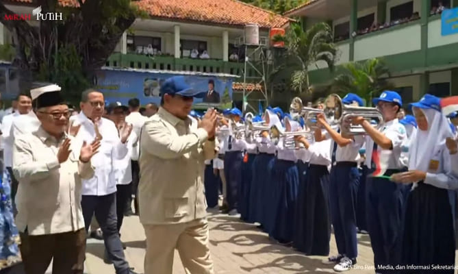 Presiden Prabowo Disambut Meriah, Siswa dan Guru