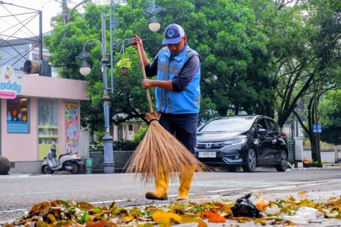 Petugas Penyapu Jalan Bandung