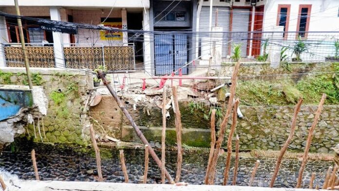 Jembatan dan Kirmir di Coblong Bandung Longsor