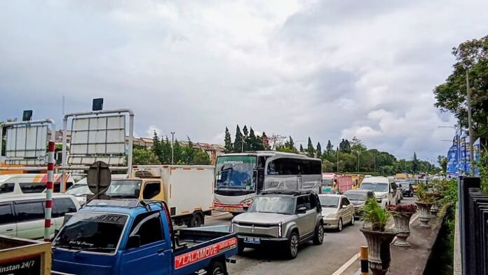 Gerbang Tol Pasteur Mulai Dipadati Kendaraan Luar Daerah