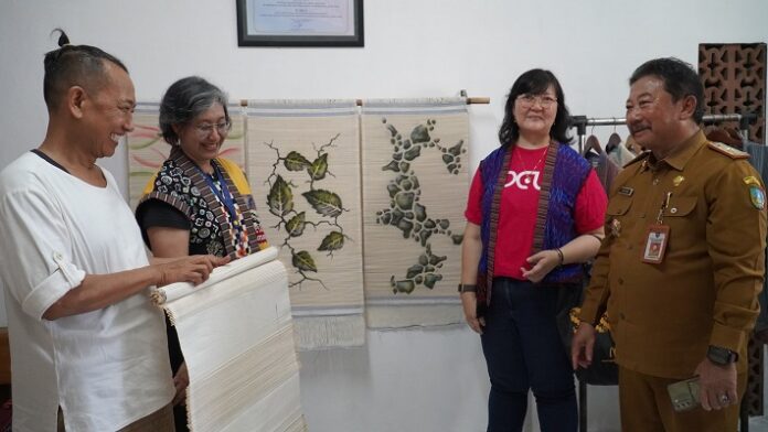 Tenun Penggaron Hadir sebagai Window Blind