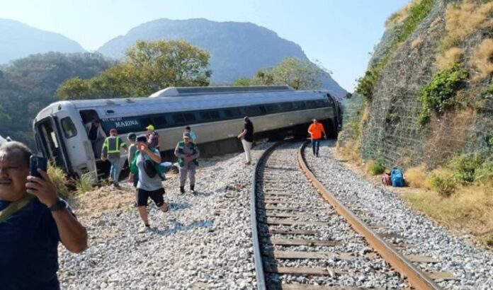 Kereta Anjlok Meksiko