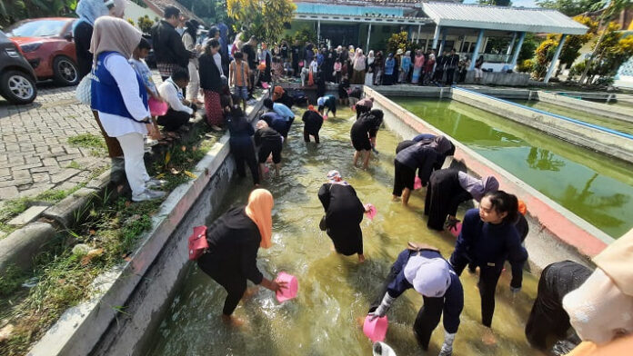 Ibu-ibu di Bojonegoro Tangkap Ikan