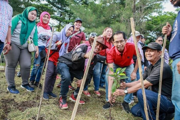Adi Sutarwijono Penanaman Pohon Mangrove