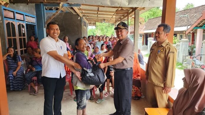 Wakil Ketua Komisi A DPRD Jatim Budiono Serahkan Bansos