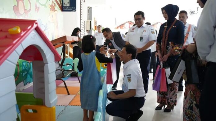 Dirut KAI Tinjau dan Sapa Pelanggan