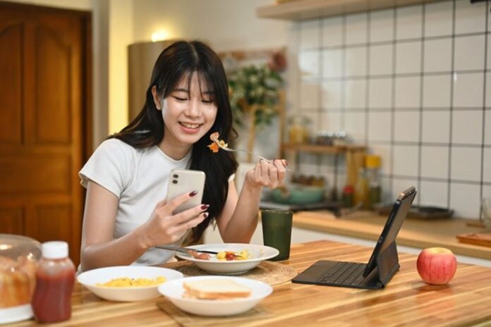 Makan Sambil Scroll HP