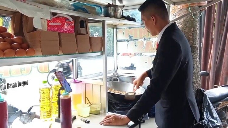 Paspampres Jualan Lumpia Basah