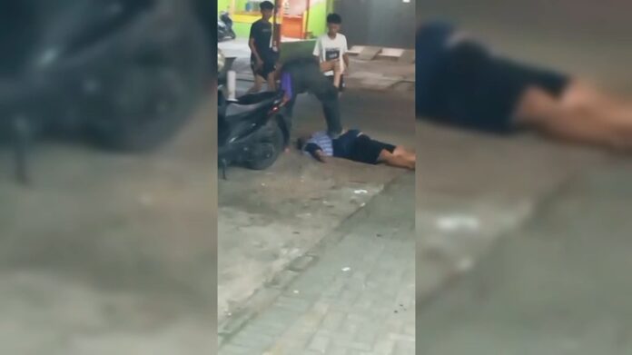 Pria Hajar Petugas Linmas Bandung