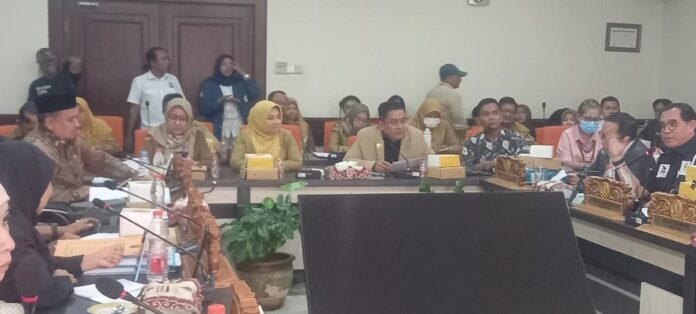 DPRD Surabaya Ancam Cabut Izin