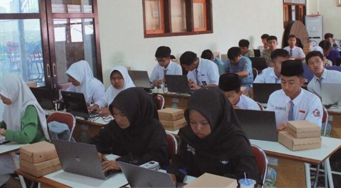 Fuad Bernardi Soroti Dugaan Tarikan Tak Resmi