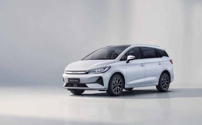 Mobil BYD M6
