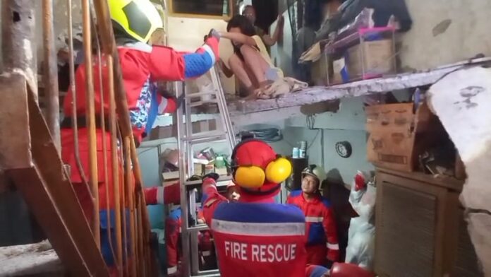 Rumah ambruk di Surabaya