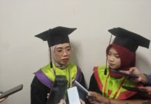 Inspiratif! Guru SMP dan Putrinya Wisuda Bersama di UNESA