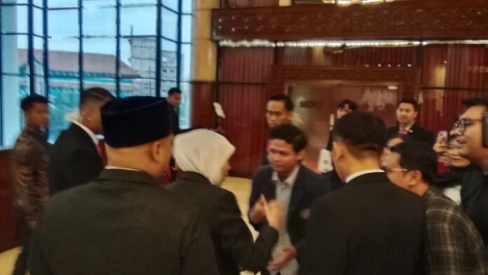 Khofifah Hindari Awak Media