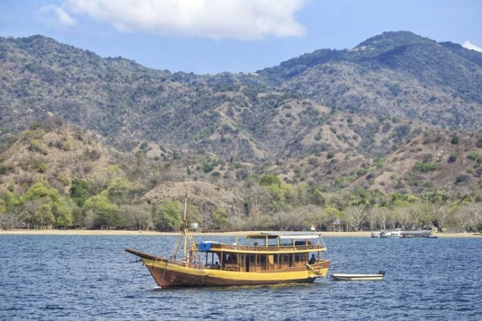 Kapal Wisata Pulau Komodo Padar