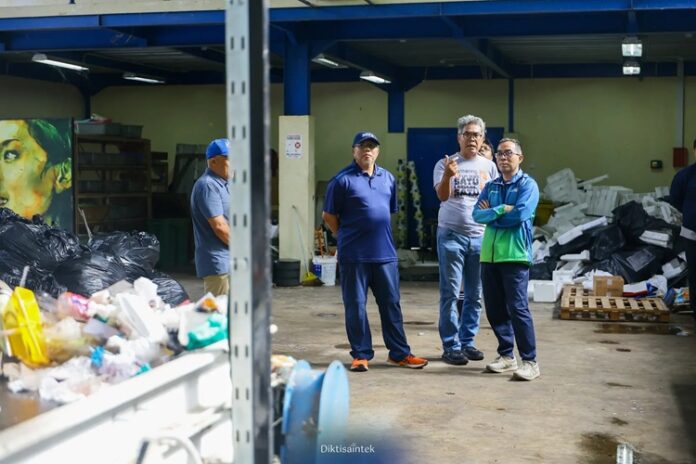 Mendiktisaintek Sampah Teknologi