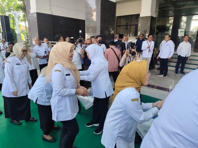 Khofifah ASN Pelayanan Publik