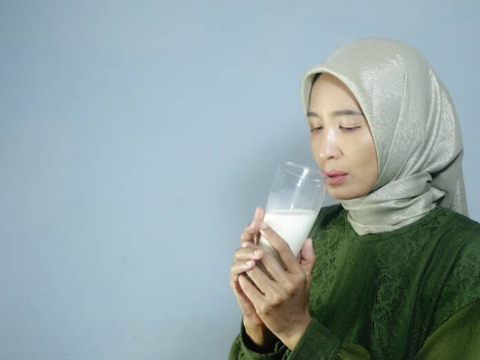 Minum Susu saat Sahur