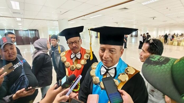 Wisuda UNESA: Lulusan Dituntut Tahan Banting