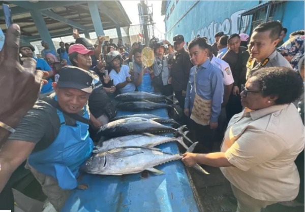 Wapres Gibran Tinjau Pelabuhan dan Pasar Ikan Klademak