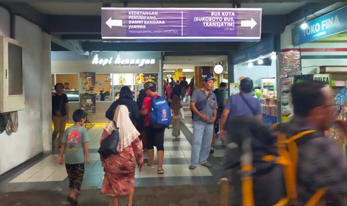 Penumpang Terminal Purabaya