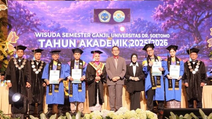 Unitomo Kukuhkan 972 Lulusan