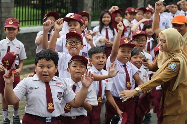 Hujan Tak Surutkan Antusiasme Warga