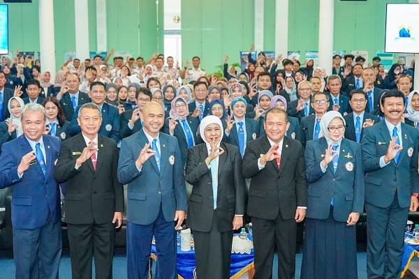 Gubernur Khofifah Jadi Guest Lecture Dies Natalis ke-39 UHT