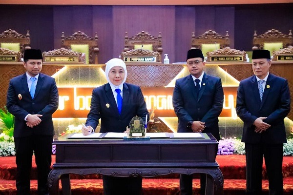 Pemprov dan DPRD Jatim Resmikan Dua Raperda Strategis