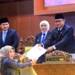 Pemprov dan DPRD Jatim Resmikan Dua Raperda Strategis, Fokus pada Migas dan Ekonomi Kreatif.