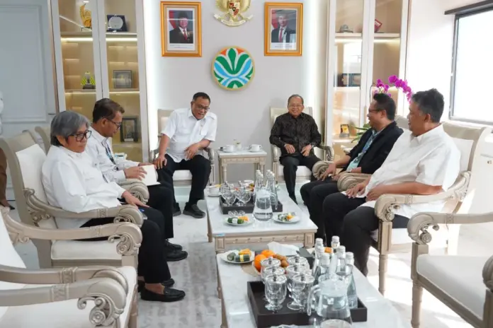 Menteri LH Koster