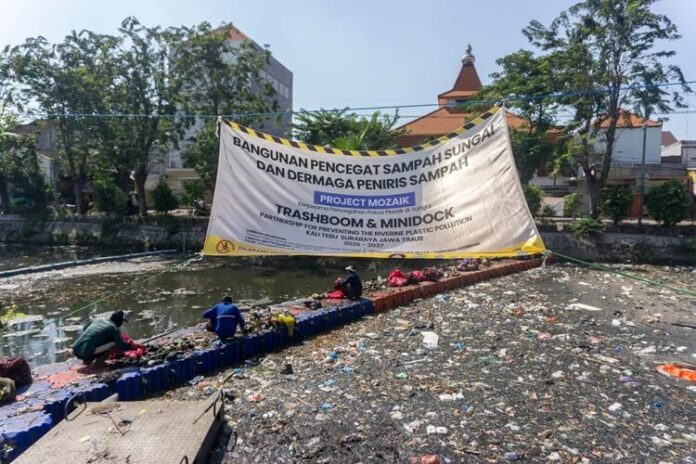Sampah plastik Surabaya UEA