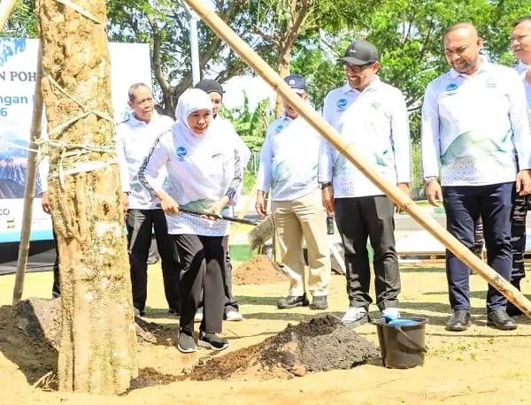 Gubernur Khofifah dan 1.125 Warga Bersih Sampah dan Tanam Pohon