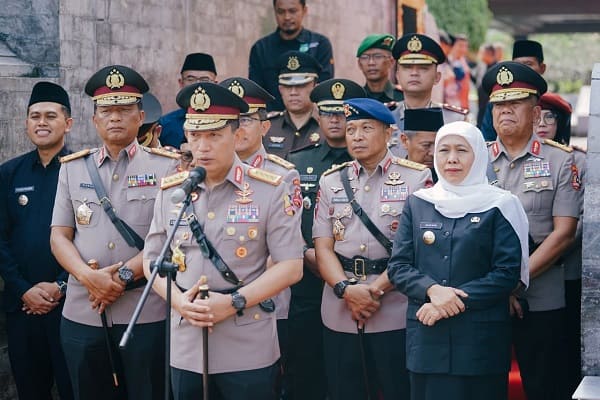 Gubernur Khofifah serta Kapolri Ziarah ke Makam