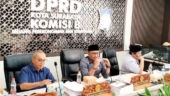 Anggota Komisi B DPRD Surabaya mengikuti audiensi bersama jajaran PAM Surya Sembada Surabaya di ruang rapat.