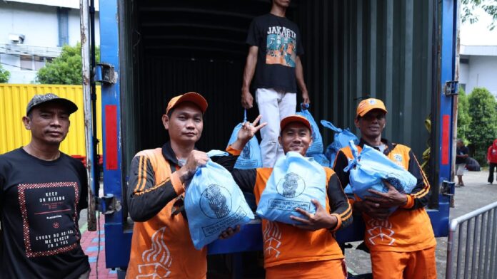 Jamuan Rakyat di Palmerah Jakarta membagikan 2.800 paket sembako kepada masyarakat dalam rangka HUT ke-81 Kemerdekaan RI.