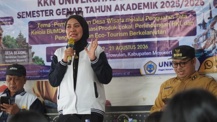 Rektor Unitomo Prof. Siti Marwiyah bersama jajaran pimpinan dan mahasiswa KKN saat peresmian Jl. Unitomo di Desa Bejijong, Mojokerto